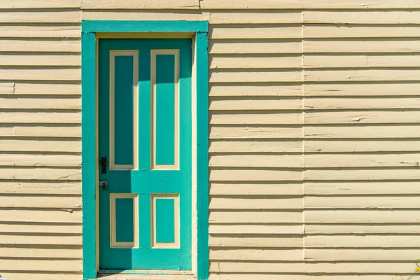 Старая Пилинговая Окрашенная Желтая Зеленая Дверь Горизонтальным Сайдингом — стоковое фото