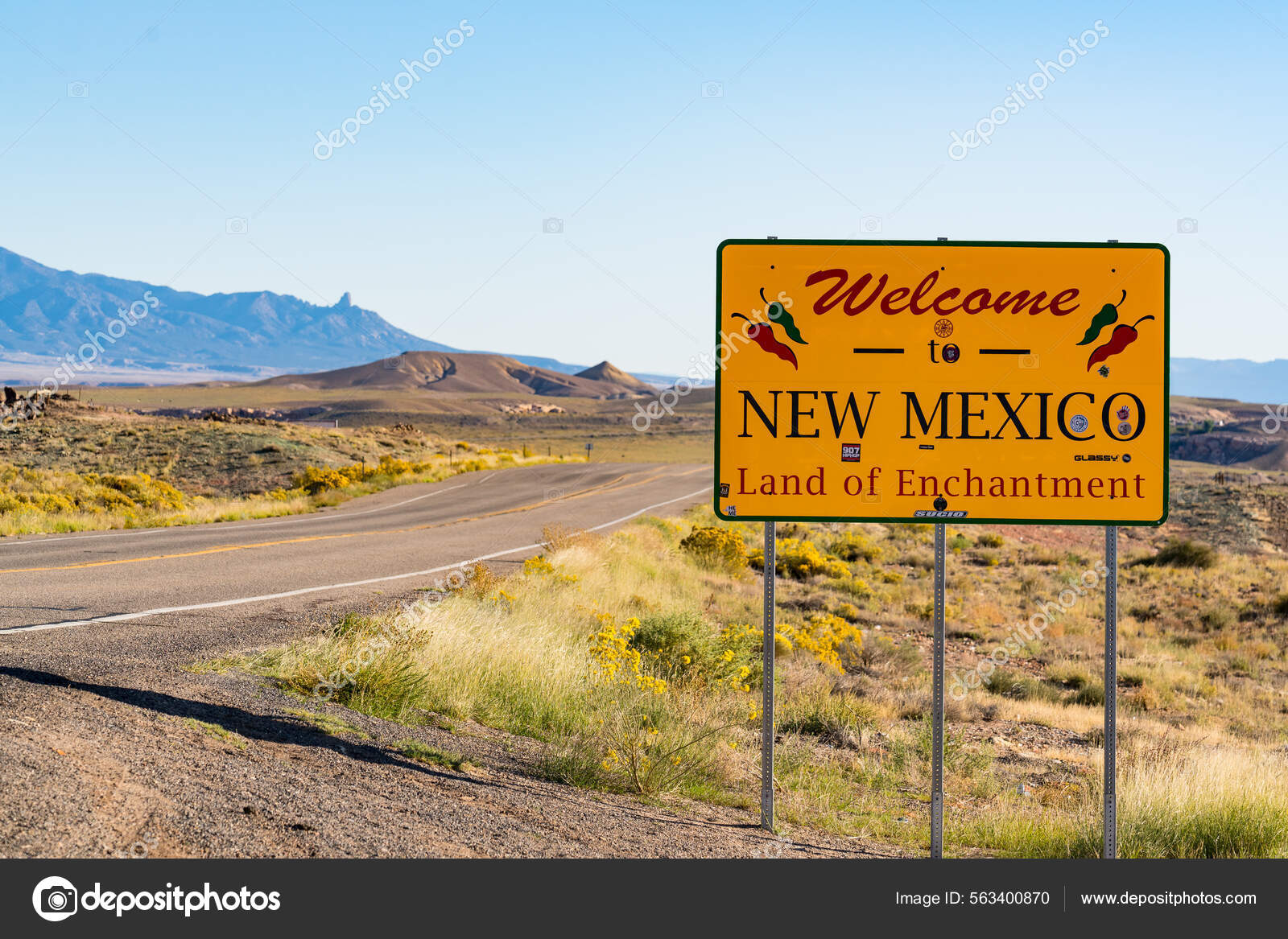 Teec Nos Pos 2021年10月1日 アリゾナ州Teec Nos Pos アリゾナ州の州境の道路に沿ってニューメキシコ州の標識へようこそ —  ストック編集用写真©paulbradyphoto#563400870, image size:1600x1167