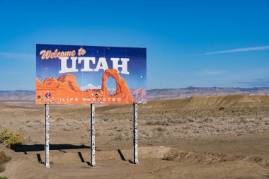 Westwater, UT - 7 Ekim 2021 Utah eyalet sınırındaki 70. otoyol boyunca Utah tabelasına hoş geldiniz.