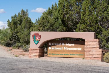 Powell Gölü, UT - 9 Ekim 2021: Utah 'ın güneyindeki Doğal Köprüler Ulusal Anıtı' na Giriş