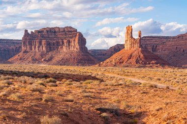 Güneşin batışı, Utah, Tanrılar Vadisi 'ndeki güzel kumtaşı oluşumlarının arasında.