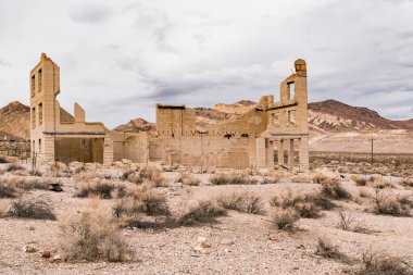 Nevada 'nın Rhyolite kentindeki terk edilmiş binaların hayalet şehir kalıntıları.