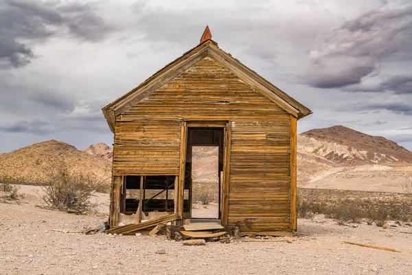 Stary Opuszczony Dom Środku Pustyni Nevada Górami Tle — Zdjęcie stockowe