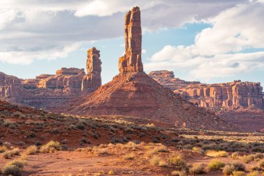 Güneşin batışı, Utah, Tanrılar Vadisi 'ndeki güzel kumtaşı oluşumlarının arasında.