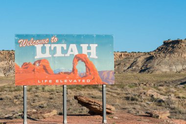Montezuma Creek, UT - 10 Ekim 2021 Güney Utah eyaleti yakınlarındaki otoyol boyunca Utah tabelasına hoş geldiniz.