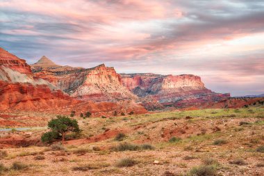 Utah, Capitol Resif Ulusal Parkı 'ndaki uçurumlar boyunca gün batımı