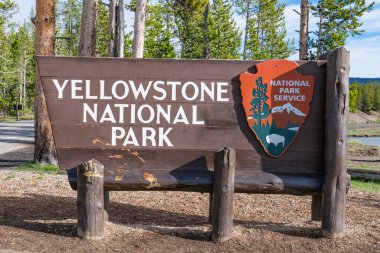 Yellowstone, WY - 4 Haziran 2022 Yılan Nehri boyunca Yellowstone Ulusal Parkı 'nın güney giriş işareti