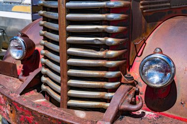Paslı eski bir antika itfaiye aracının ön ızgarası.