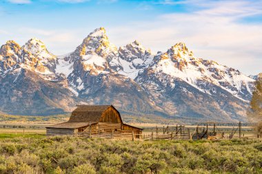 Wyoming, Jackson Hole yakınlarındaki Grand Teton Ulusal Parkı 'ndaki Tarihi John Mouton Barn' da gün doğumu