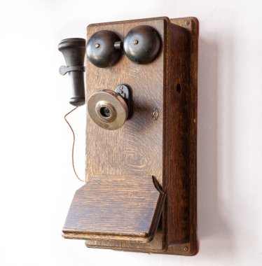 Eski antika ahşap duvar monte edilmiş telefon