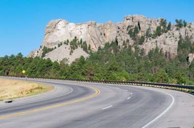 Keystone, SD - 29 Ağustos 2020 Rushmore Dağı Rushmore Dağı Ulusal Parkı 'na yaklaşırken görüldü.