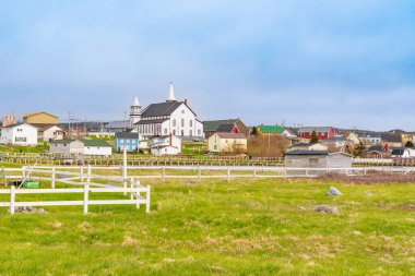 Bonavista kasabası, Newfoundland, Kanada. Arka planda kilise var.