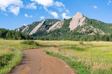 View of the Flatiron Peaks in Chautauqua Park in Boulder, Colorado
