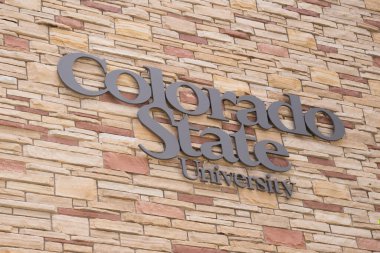 Fort Collins, CO - 16 Temmuz 2022: Colorado Eyalet Üniversitesi, Colorado 'daki Fort Collins Üniversitesi' nde bir binanın tabelasını imzaladı.