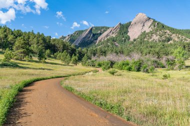 View of the Flatiron Peaks in Chautauqua Park in Boulder, Colorado