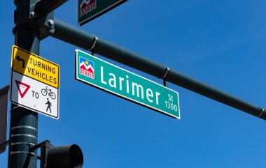 Denver, Colorado - 12 Ağustos 2022: Larimer ve 15. caddenin köşesindeki sokak tabelası Denver, Colorado 'daki Larimer Meydanı