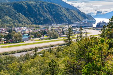 Skagway, Alaska - 7 Eylül 2022: Turizm sezonunda Skagway, Alaska şehir silueti ve limanı