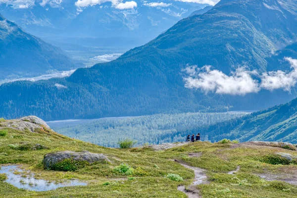 Hikers Sit Overlook Exit Glacier Trail Kenai Fjords National Park — Stock Photo, Image