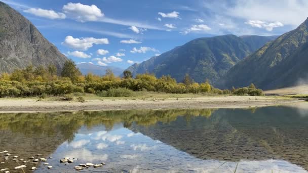 Nubes Flotan Través Del Cielo Reflejan Agua Otoño Las Montañas — Vídeos de Stock