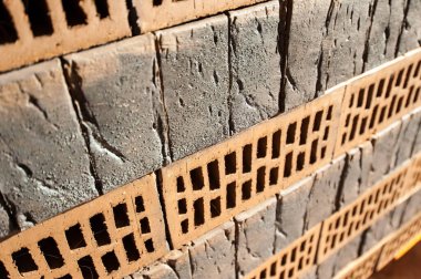 İnşaat alanında tuğlalar arka arkaya duruyor.
