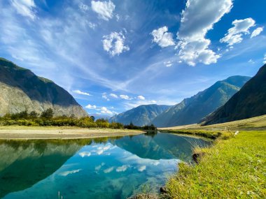 Göldeki dağların ve bulutların yansıması.