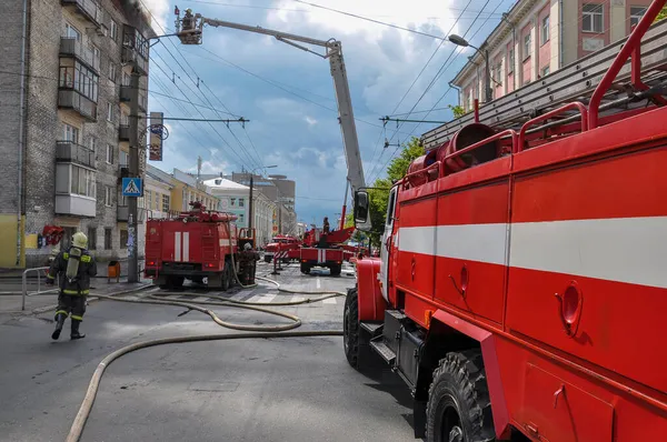 Служба Порятунку Гасить Вогонь Верхніх Поверхах Будинку — стокове фото