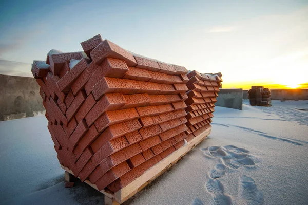 Кирпичные Блоки Лежат Поддоне Закате — стоковое фото