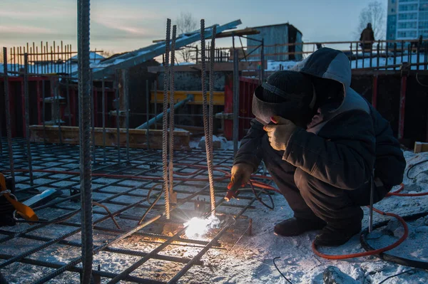 Spawacz Łączy Metalowe Pręty Spawalnicze Zdjęcia Stockowe bez tantiem