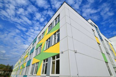 Pencereleri ve modern dekorasyonu olan yeni çok katlı bina