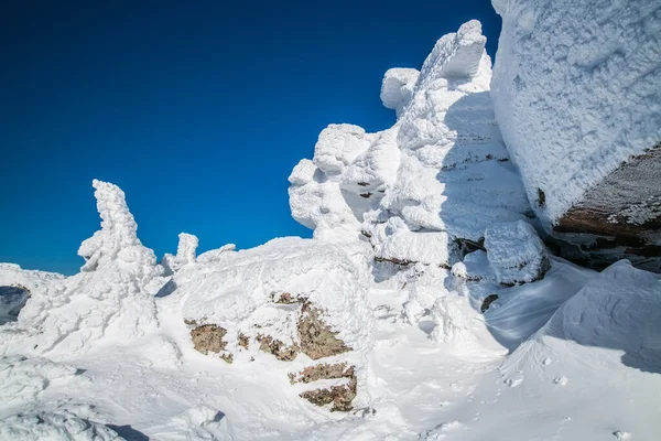 Pendenza Innevata Montagna Nel Freddo Inverno Polare Una Giornata Sole — Foto Stock