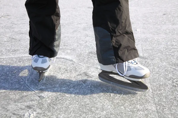 Patinação no gelo ao ar livre lagoa congelamento inverno — Fotografia de Stock