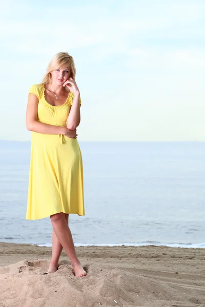 Romántico Hermosa chica sonriente vestido amarillo —  Fotos de Stock