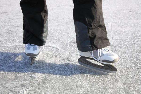 아이스 스케이팅 야외 연못 겨울 동결 스톡 사진