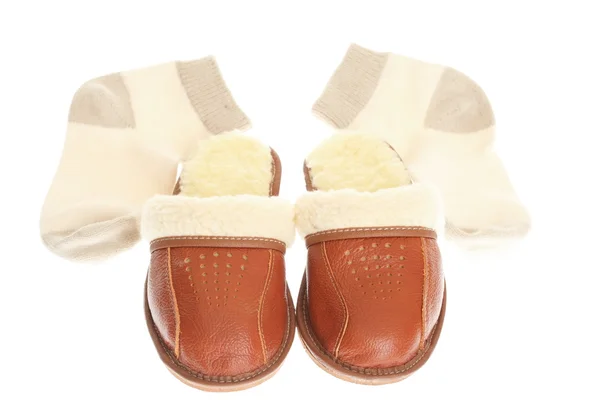 Hnědý vlněný pohodlné pantofle a tlusté vlněné ponožky — Stock fotografie