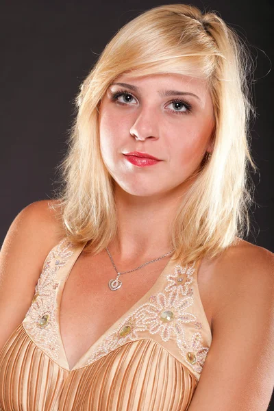 Kvinna blond modell i gul klänning — Stockfoto
