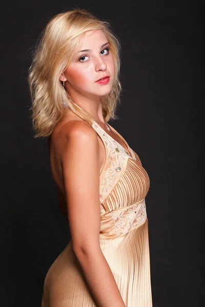 Femeie blonda model de moda in rochie galbena — Fotografie, imagine de stoc