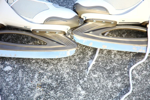 Skate ijs-of rolschaatsen buiten winter — Stockfoto