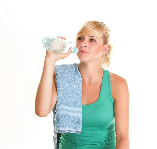 Bella ragazza che beve acqua bottiglia blu isolato — Foto Stock