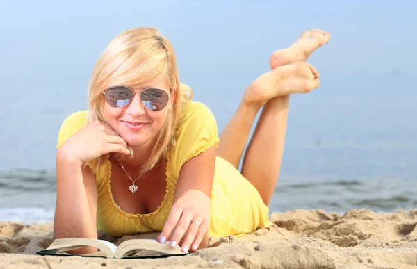 Mujer leyendo libro niña vestido amarillo —  Fotos de Stock