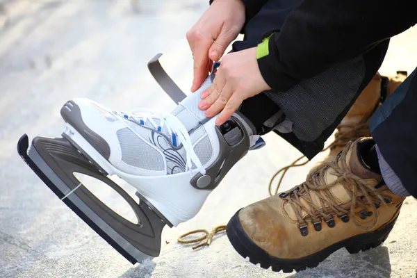 スケート リンク アイス ホッケー スケート靴のひもを結ぶ ロイヤリティフリーのストック写真