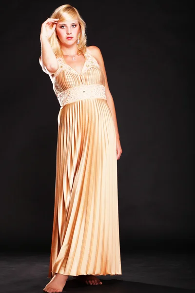 Жінка блондинка модель моди в жовтій сукні — стокове фото
