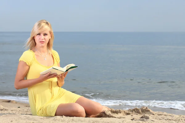 Mujer leyendo libro niña vestido amarillo —  Fotos de Stock