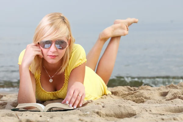 Mujer leyendo libro niña vestido amarillo —  Fotos de Stock