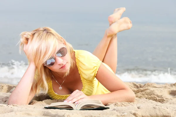 Mujer leyendo libro niña vestido amarillo —  Fotos de Stock