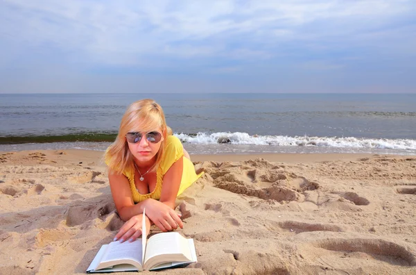 Donna che legge libro ragazza abito giallo — Foto Stock