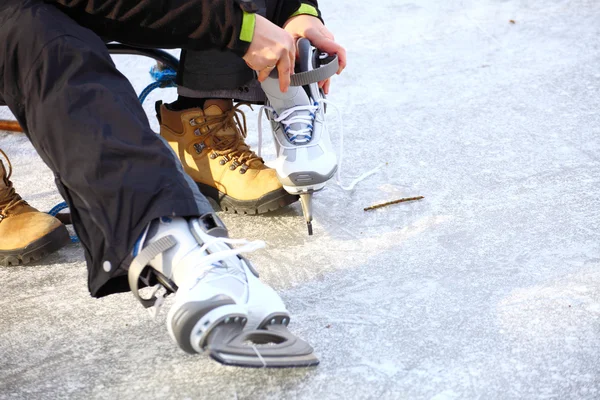 Tying laces of ice hockey skates skating rink — Stock Photo, Image