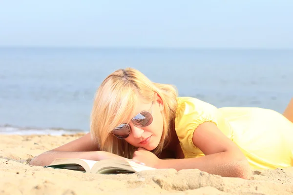 阅读本书女孩黄色衣服的女人 — 图库照片