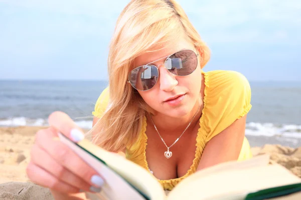 Donna che legge libro ragazza abito giallo — Foto Stock