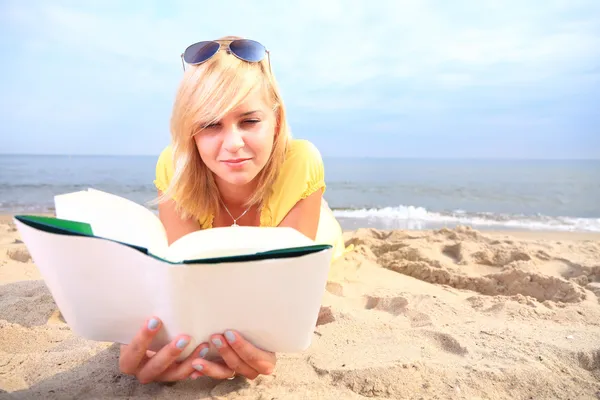 Donna che legge libro ragazza abito giallo — Foto Stock