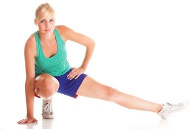 Spor genç kadın üzerinde beyaz izole egzersiz yaparak
